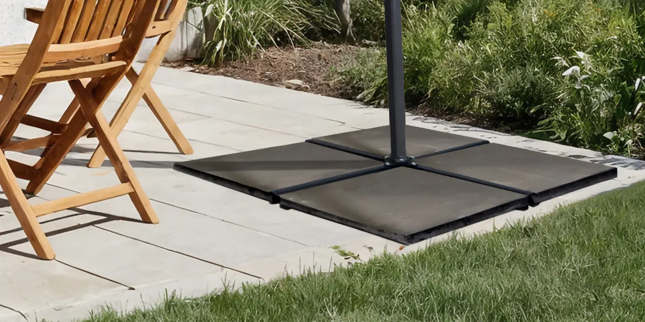 Schirmständer mit vier Gewichtplatten zur Stabilisierung eines Ampelschirms