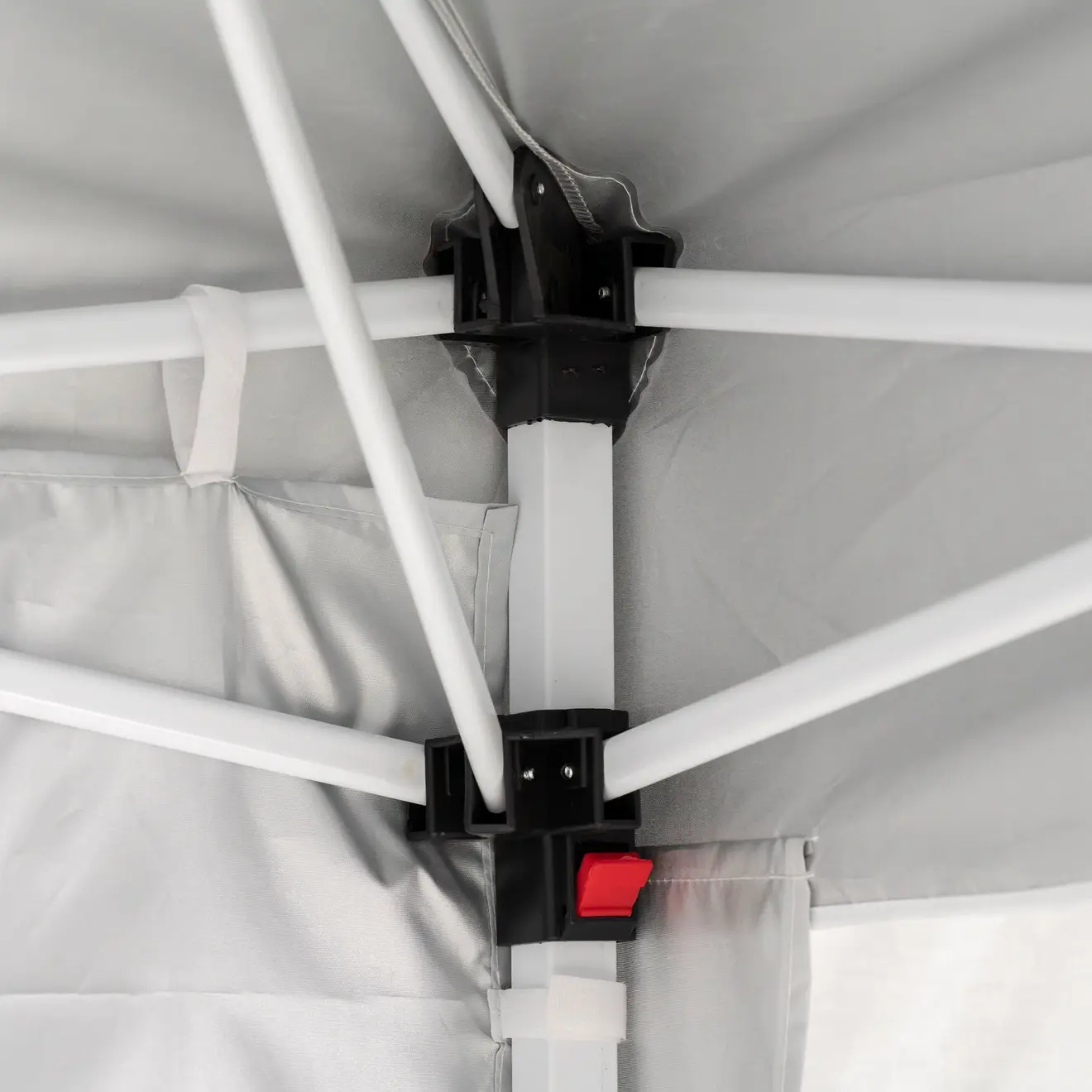 Detailansicht eines Faltpavillon-Gestänges mit Verbindungsstücken und Stoffbefestigung