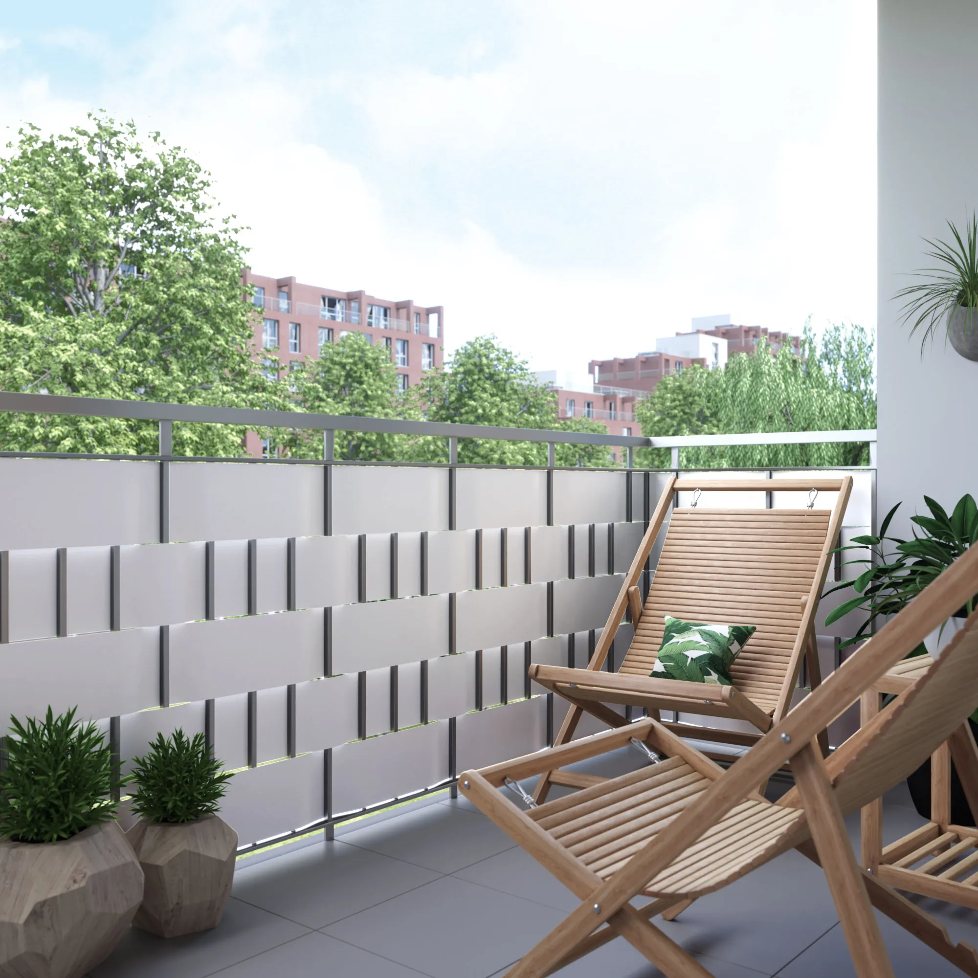 Balcone con strisce di protezione in PVC e clip di fissaggio, due sedie in legno, piante sullo sfondo