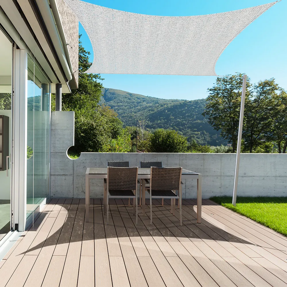 Terrazza con tavolo, sedie e telo da sole all'aperto