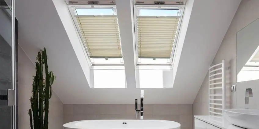 Plissees am Dachfenster im Badezimmer