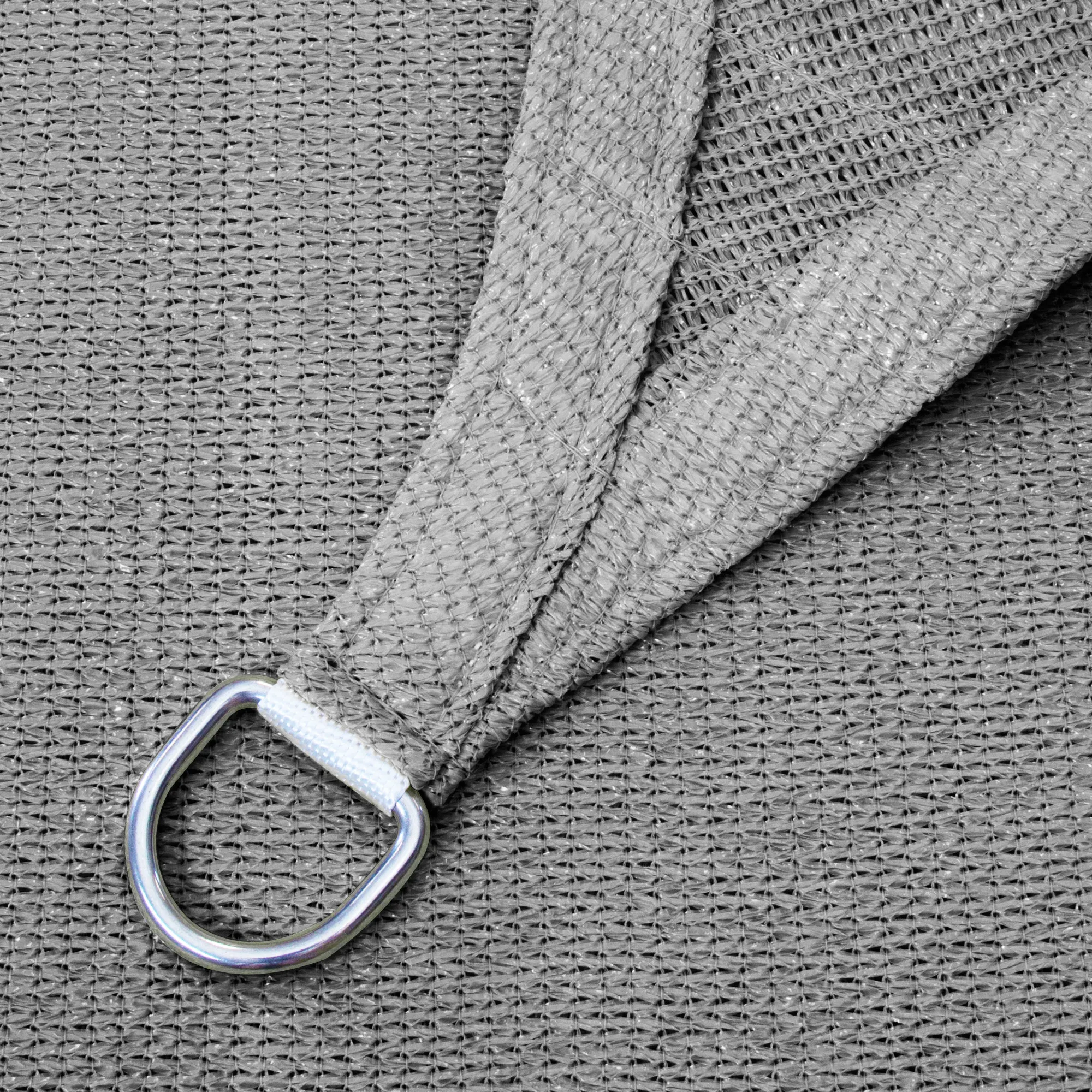 Tenda da sole con anello metallico per fissaggio in materiale traspirante