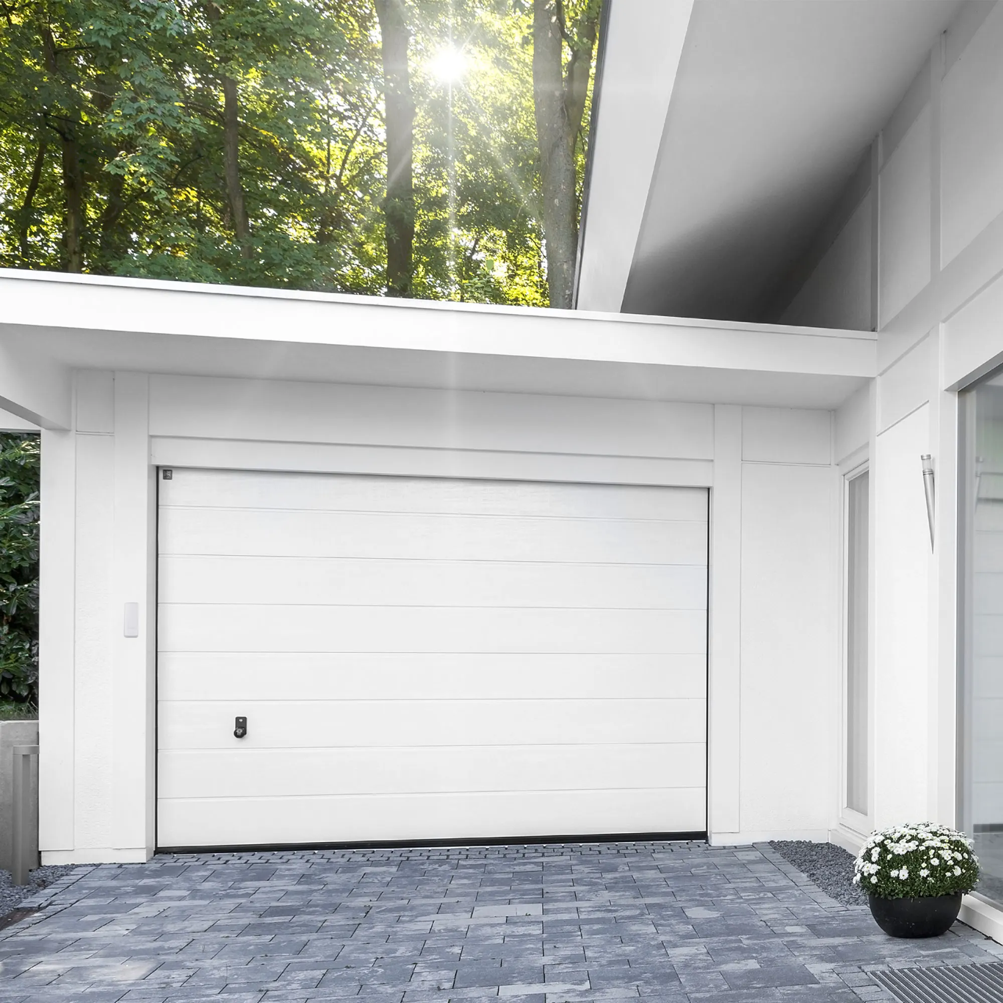 Portone del garage con blocco codice radio per azionamento automatico, architettura moderna sullo sfondo