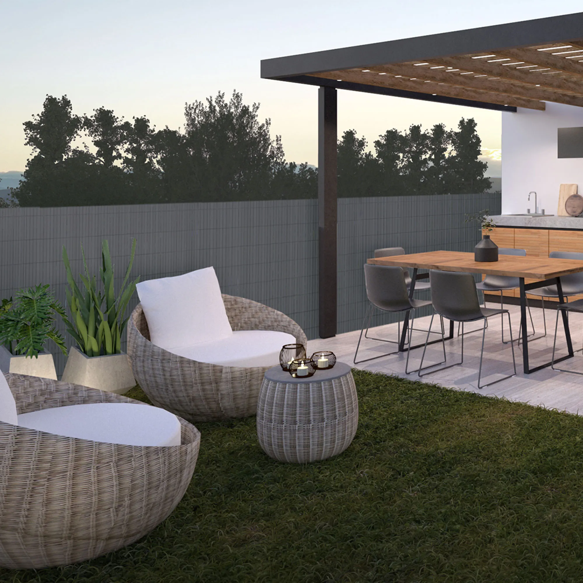 Terrazza con mobili e rete di protezione in PVC sullo sfondo