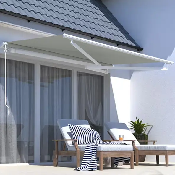 Markise über Terrasse mit Liegestühlen und Tisch, bietet Schatten und Schutz