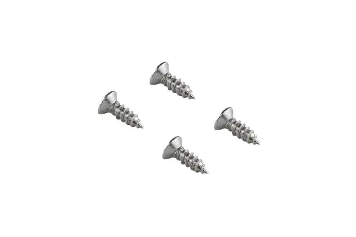 Vier Schrauben aus einem Schraubenset für Fensterflügelmontage