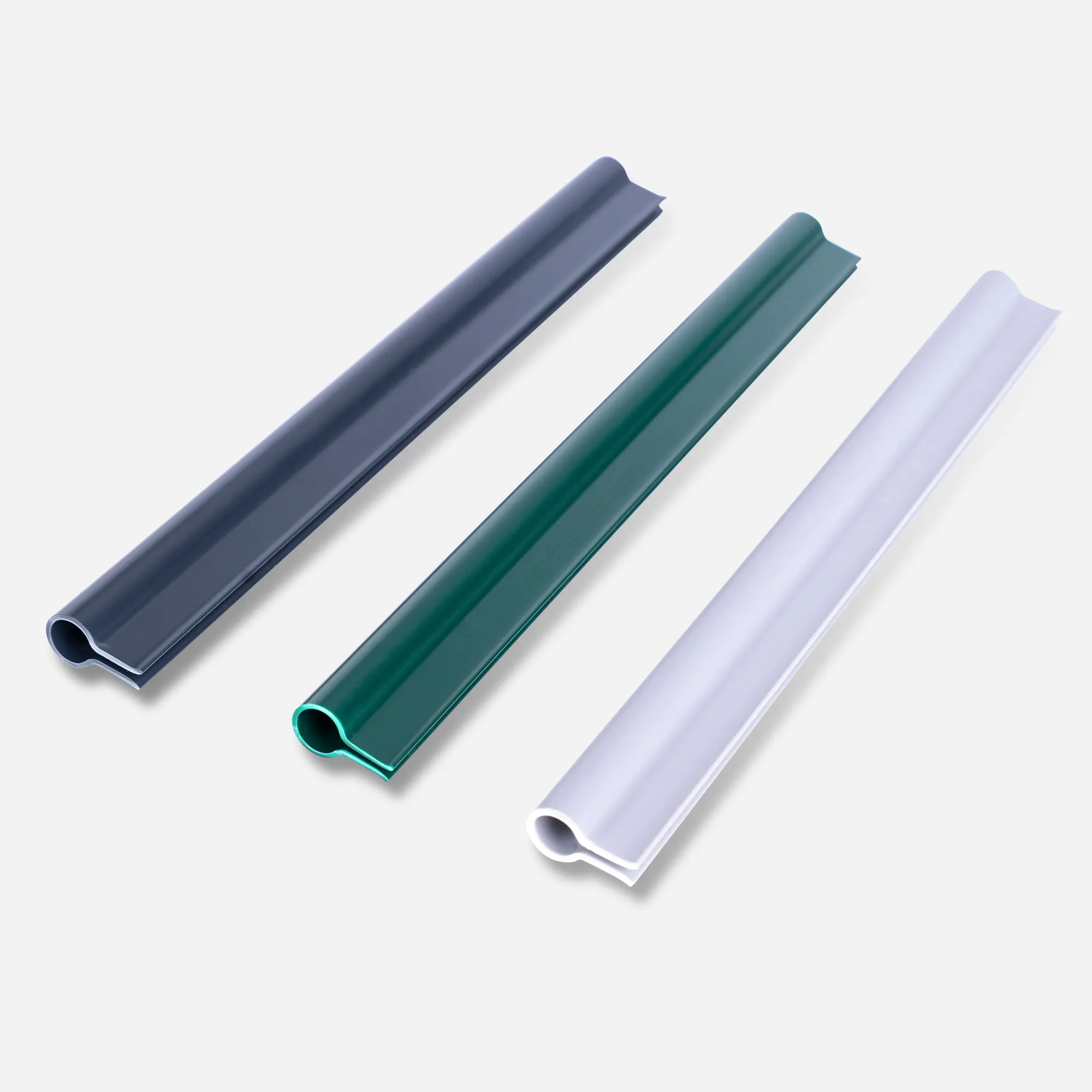 Clip di fissaggio per strisce di protezione PVC su una recinzione con viste dettagliate dei clip