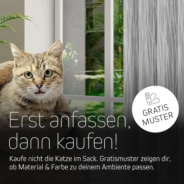 Katze vor Fenster mit Vorhängen, Text über Gratis-Muster und Kaufentscheidung