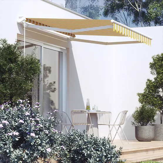 Terrasse mit Markise, Tisch und Stühlen, umgeben von Pflanzen