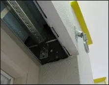 Montaggio a soffitto con staffa metallica e gancio su un'apertura nel muro