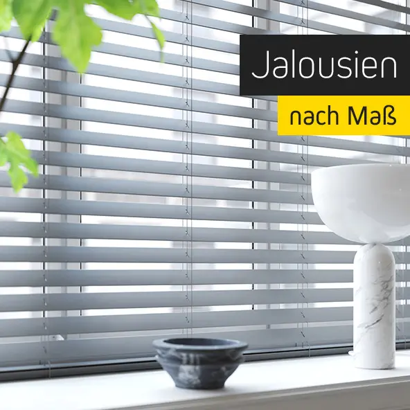 Jalousien an einem Fenster, dekorative Objekte auf der Fensterbank