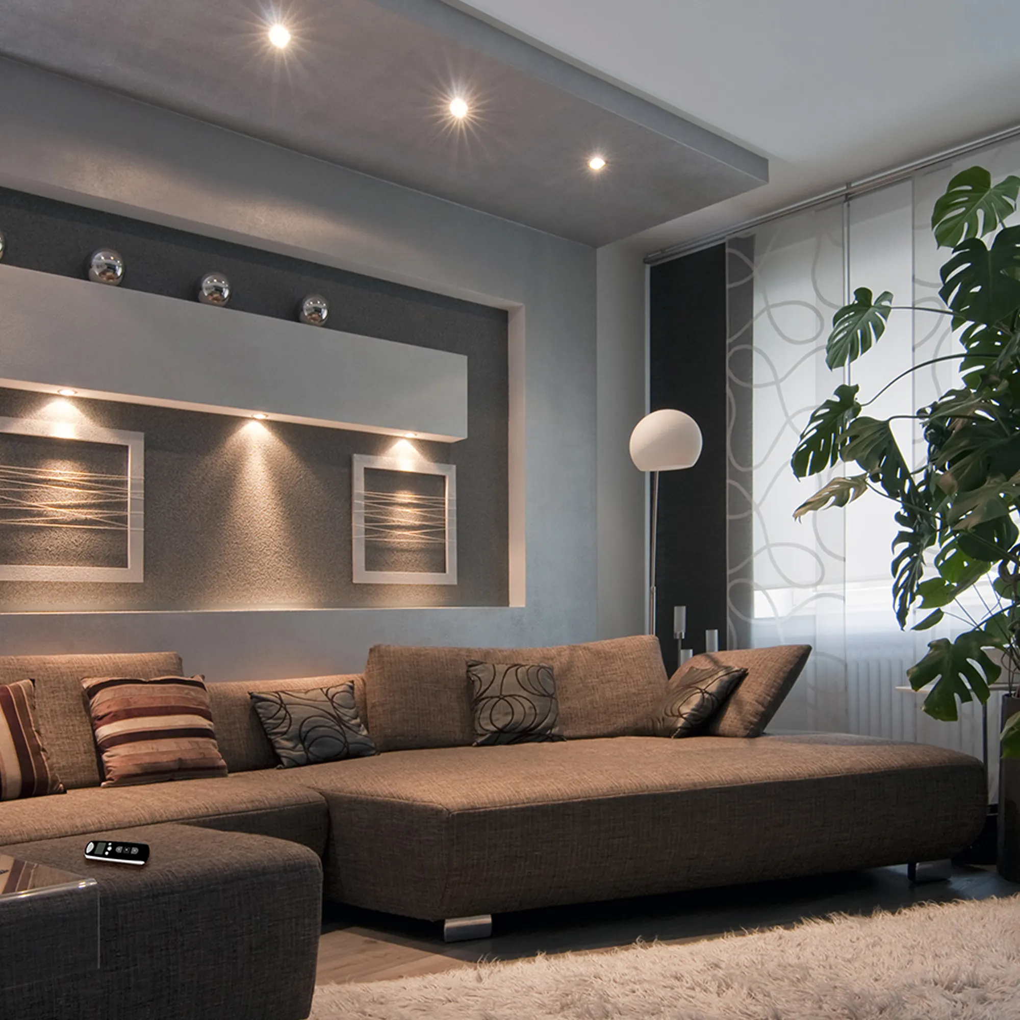 Soggiorno con divano, lampada da terra, decorazioni murali e piante in design moderno