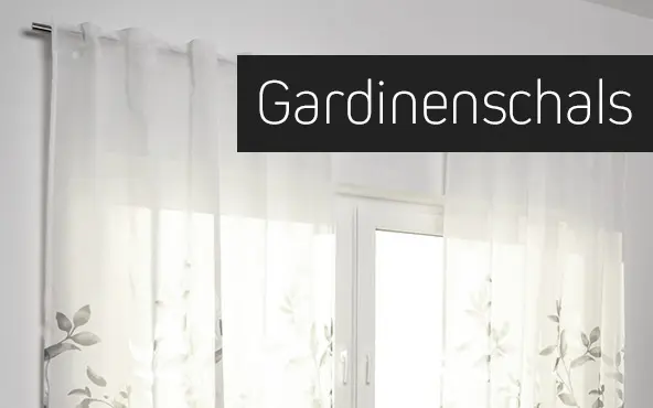 Gardinen vor einem Fenster, aufgehängt an einer Stange, mit leichtem Stoff und floralem Design