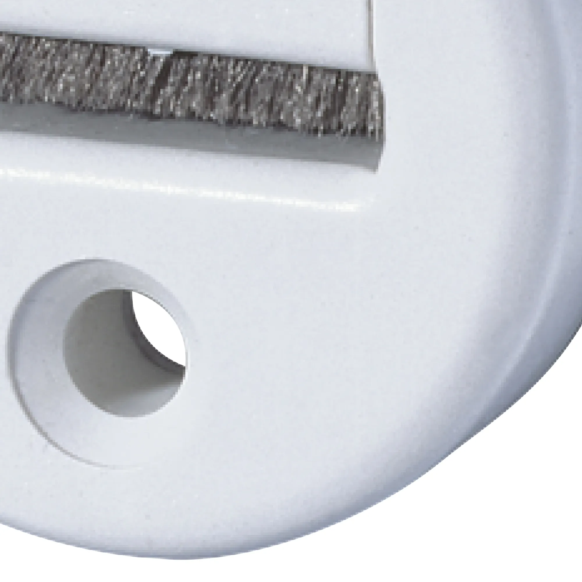 Guida a nastro rotonda con inserto a setole integrato e apertura per foro