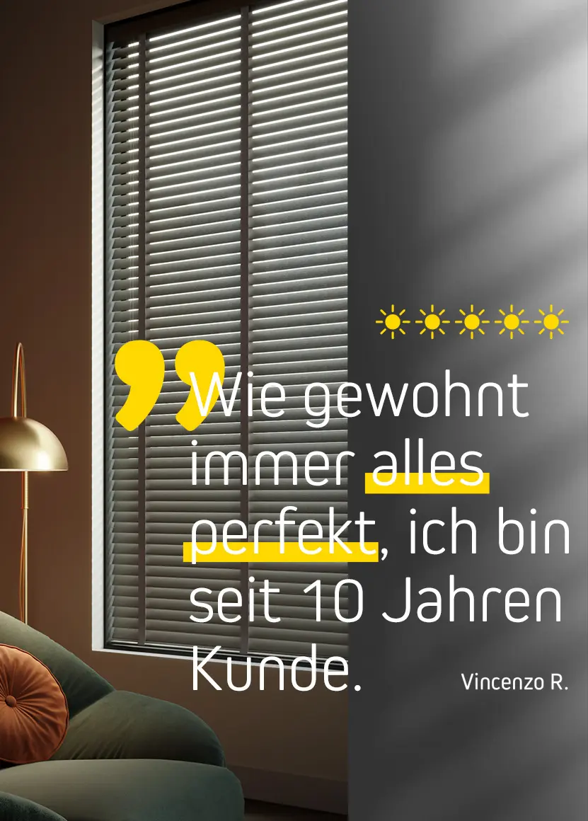 Fenster mit Jalousien, Zitat von Vincenzo R. über Kundenzufriedenheit, Lampe und Sofa im Raum