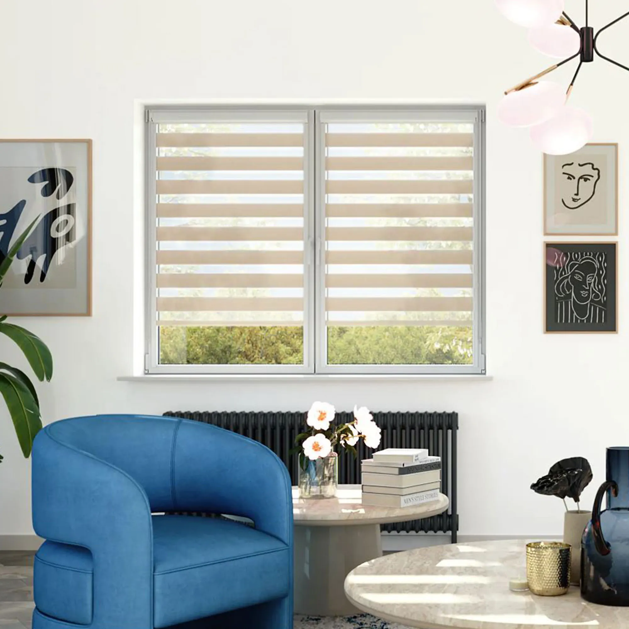 Doppio rullo con cassetta e guide montato alla finestra in un soggiorno moderno