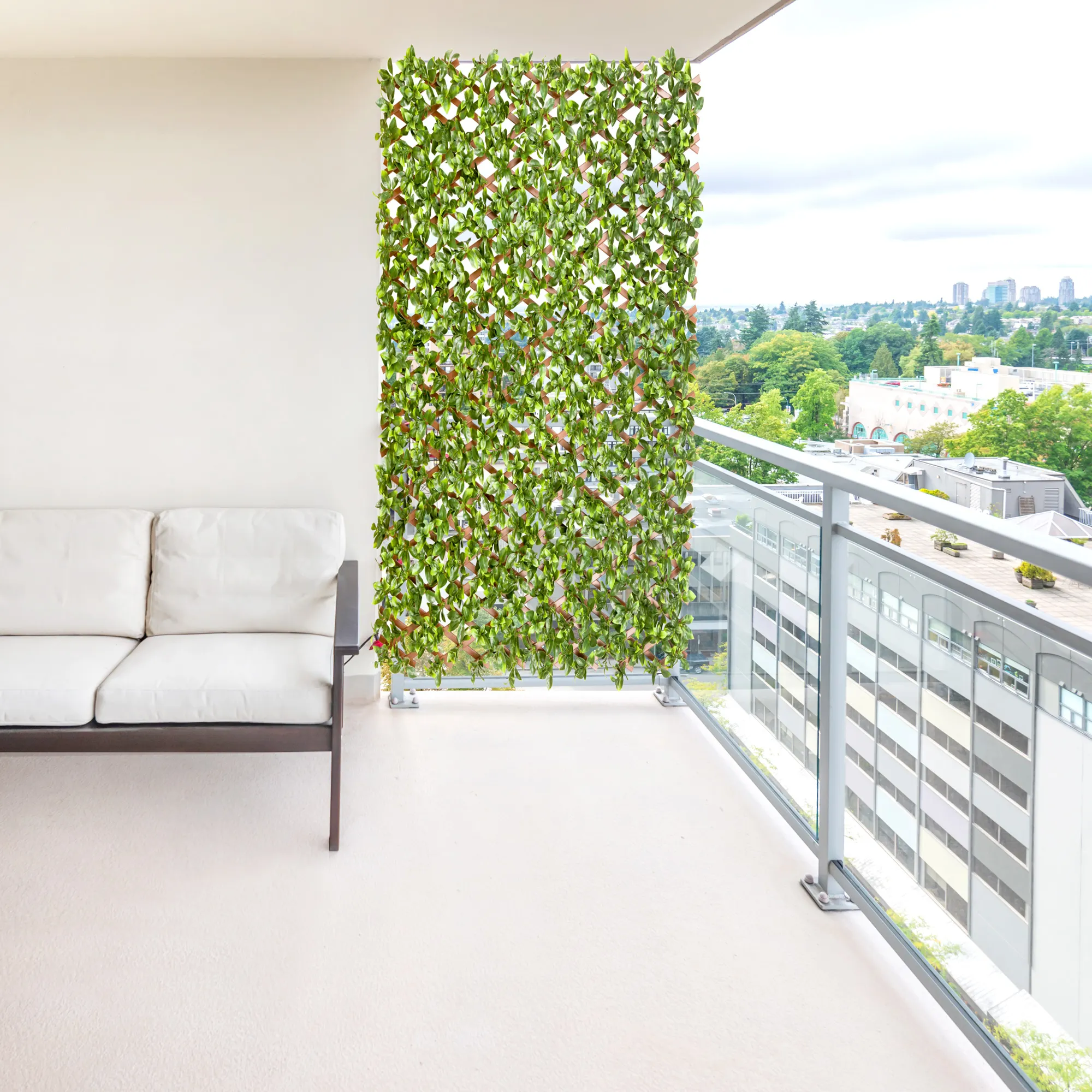 Parete di piante artificiali su balcone come schermo e decorazione