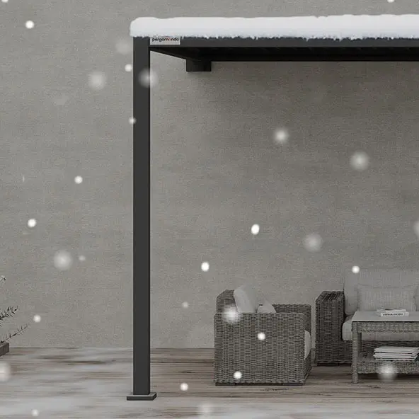 Überdachte Terrasse mit Wandmontage, Schneefall, Sitzmöbel darunter