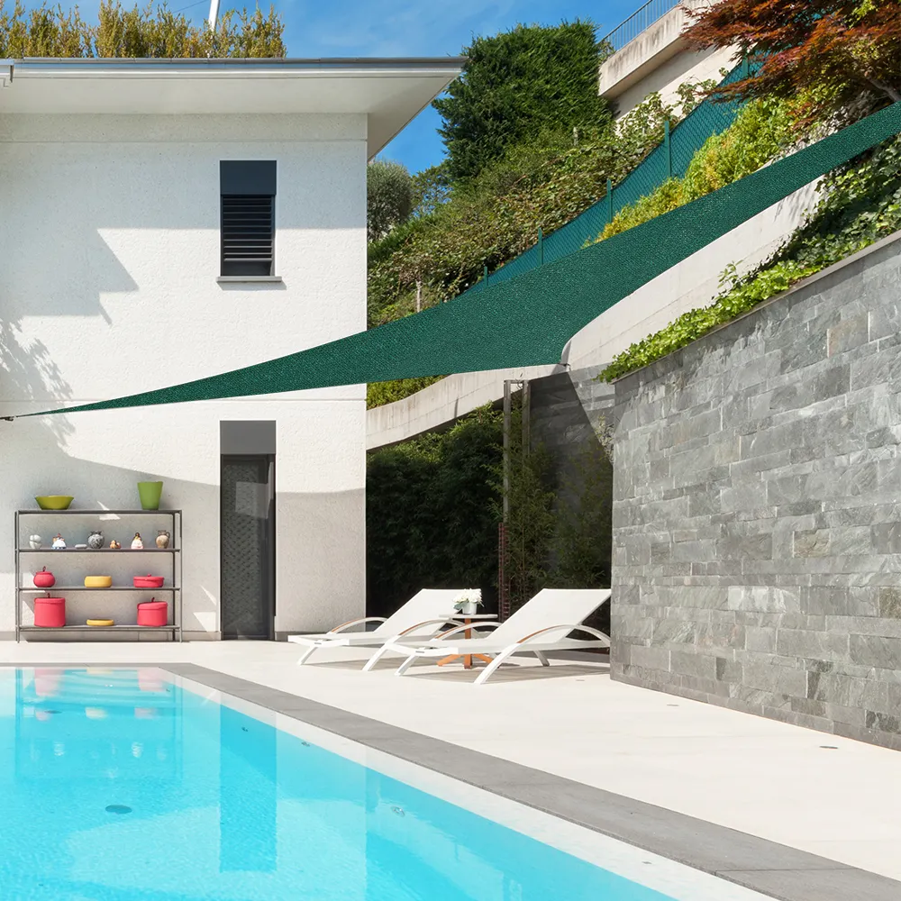 Telo da sole in HDPE sopra la terrazza e la piscina, offre ombra ed è traspirante