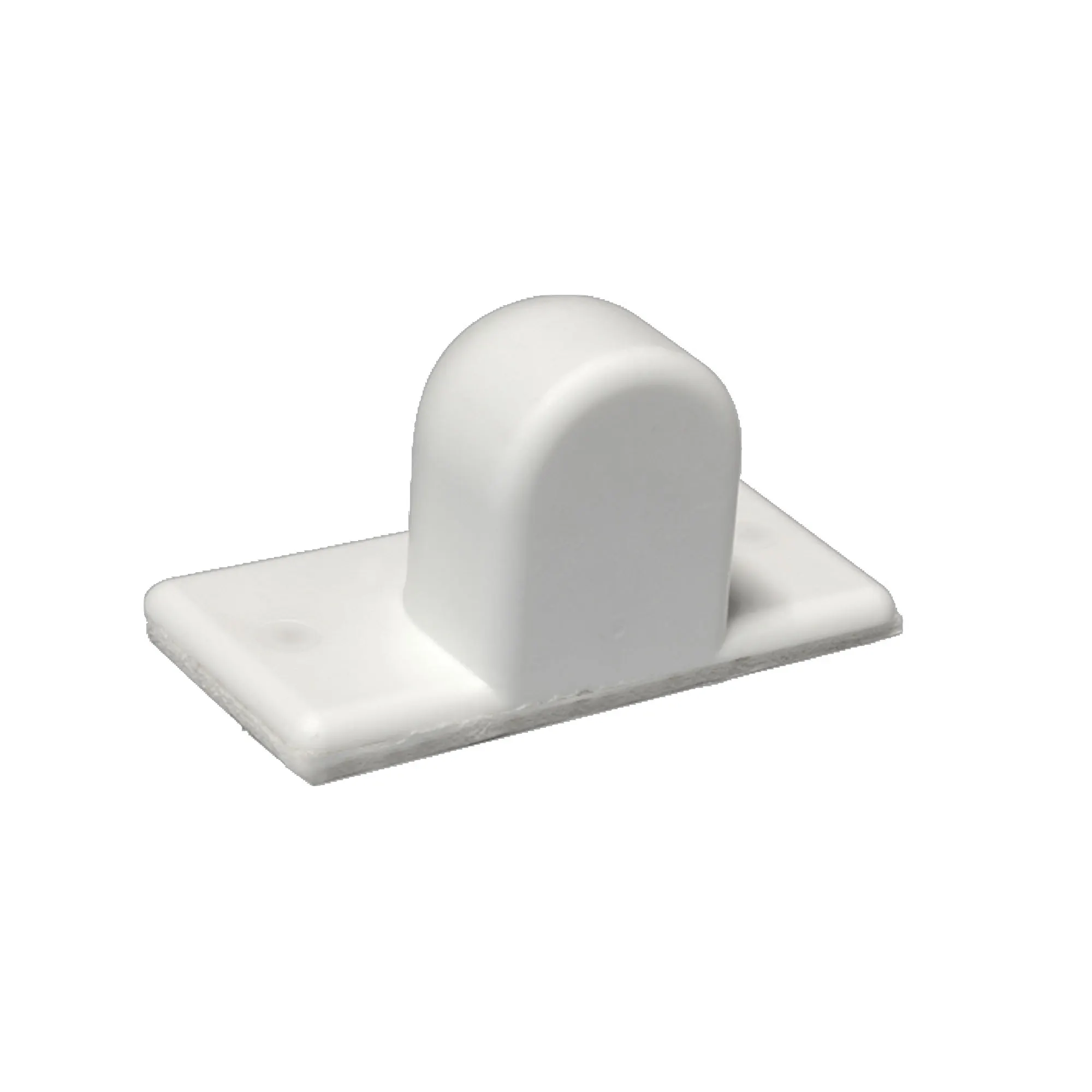 Due mani tengono un supporto magnetico per la parte inferiore delle persiane davanti a un telaio di finestra