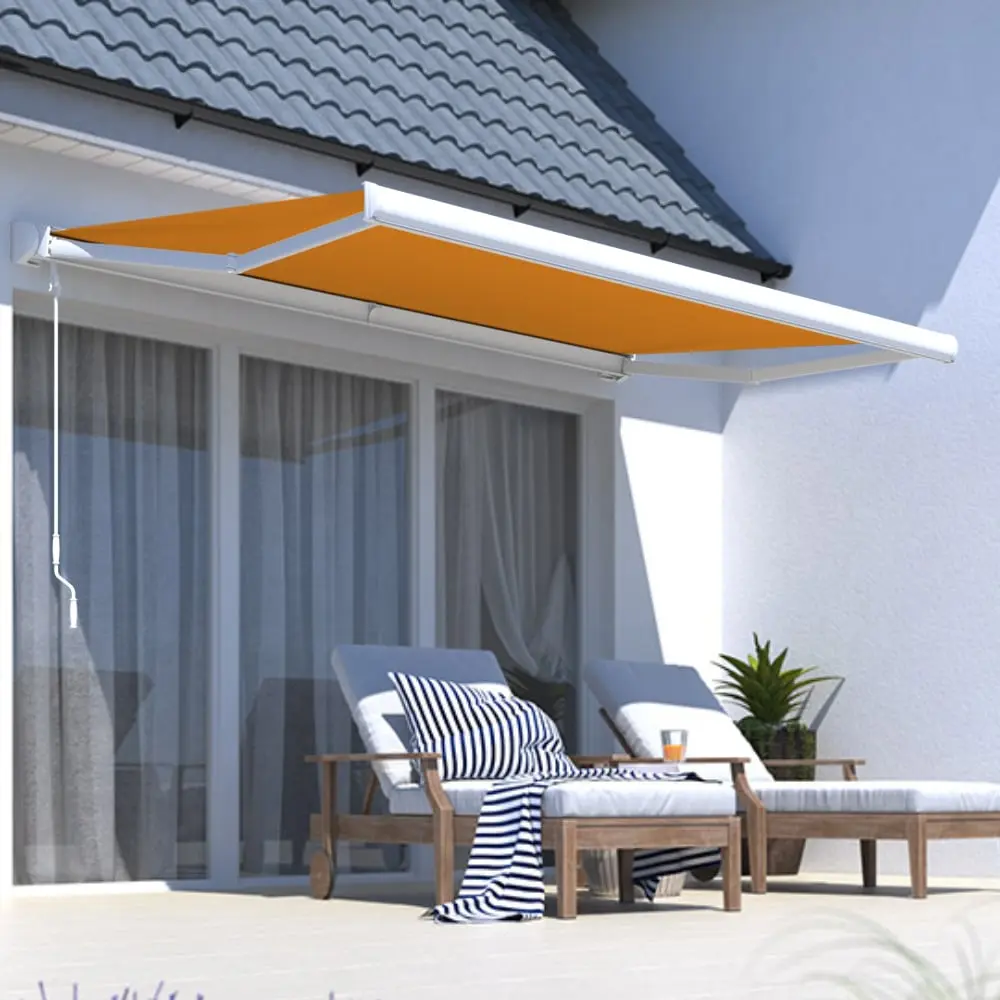 Wand- und Deckenhalterung für Vollkassettenmarkise, montiert an einem Gebäude