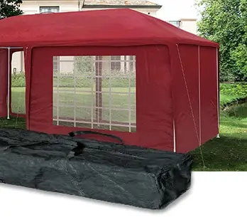 Pavillon mit Seitenteilen und Tragetasche im Freien