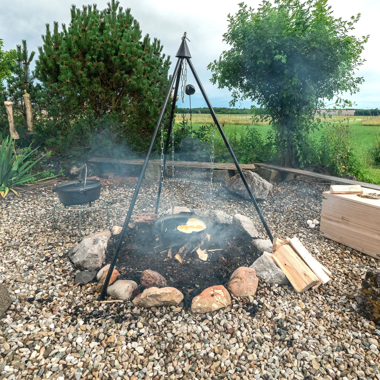 BRENNA Schwenkgrill-Set inkl. Gusseisenpfanne und Dutch Oven im Garten