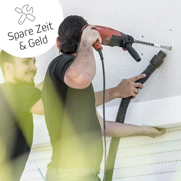 Personen bohren in eine Wand, mit einem Staubsauger zur Staubabsaugung, Text: Spare Zeit & Geld