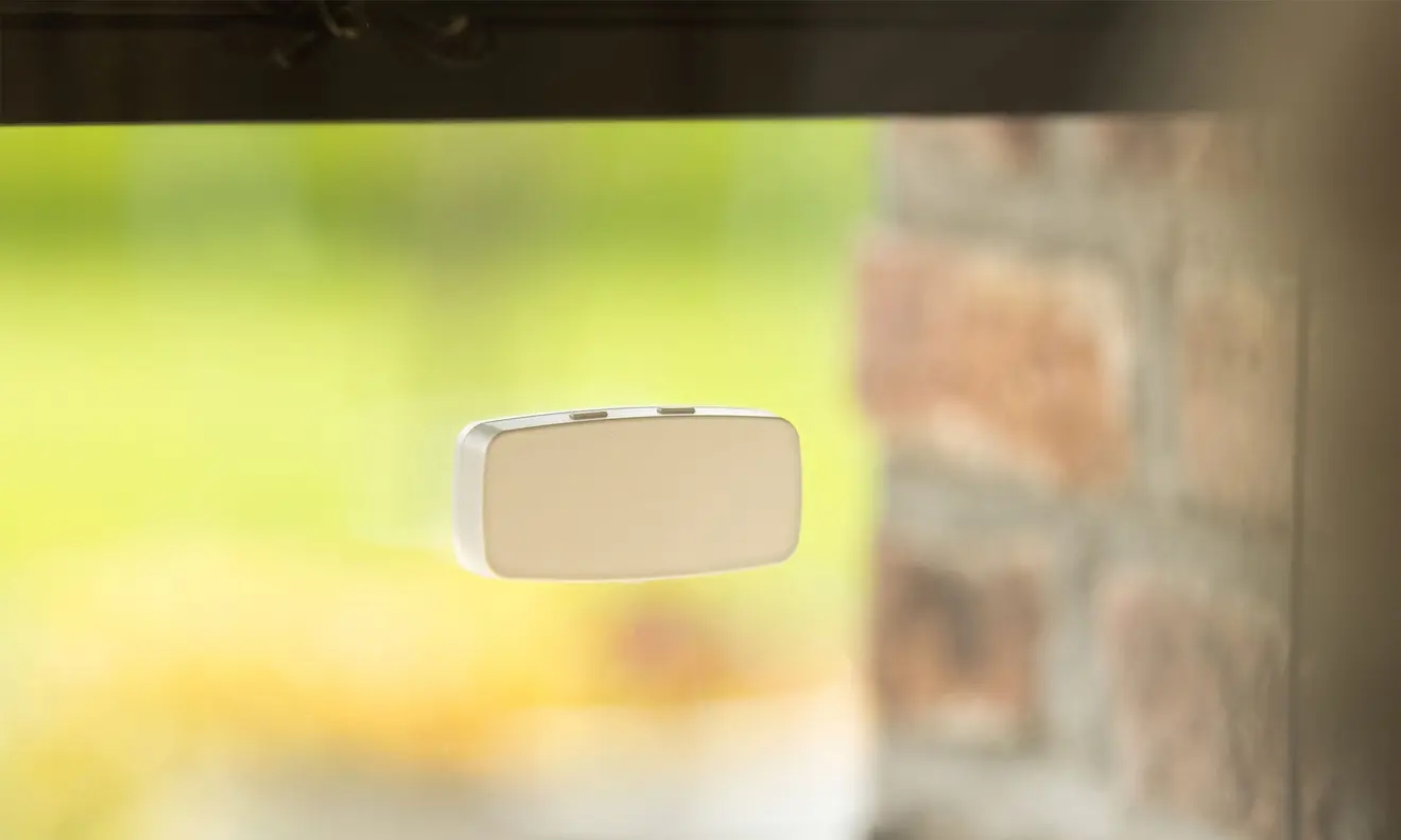 Sonnensensor smart an einer Glasscheibe montiert, zur Lichtmessung und Steuerung von Geräten