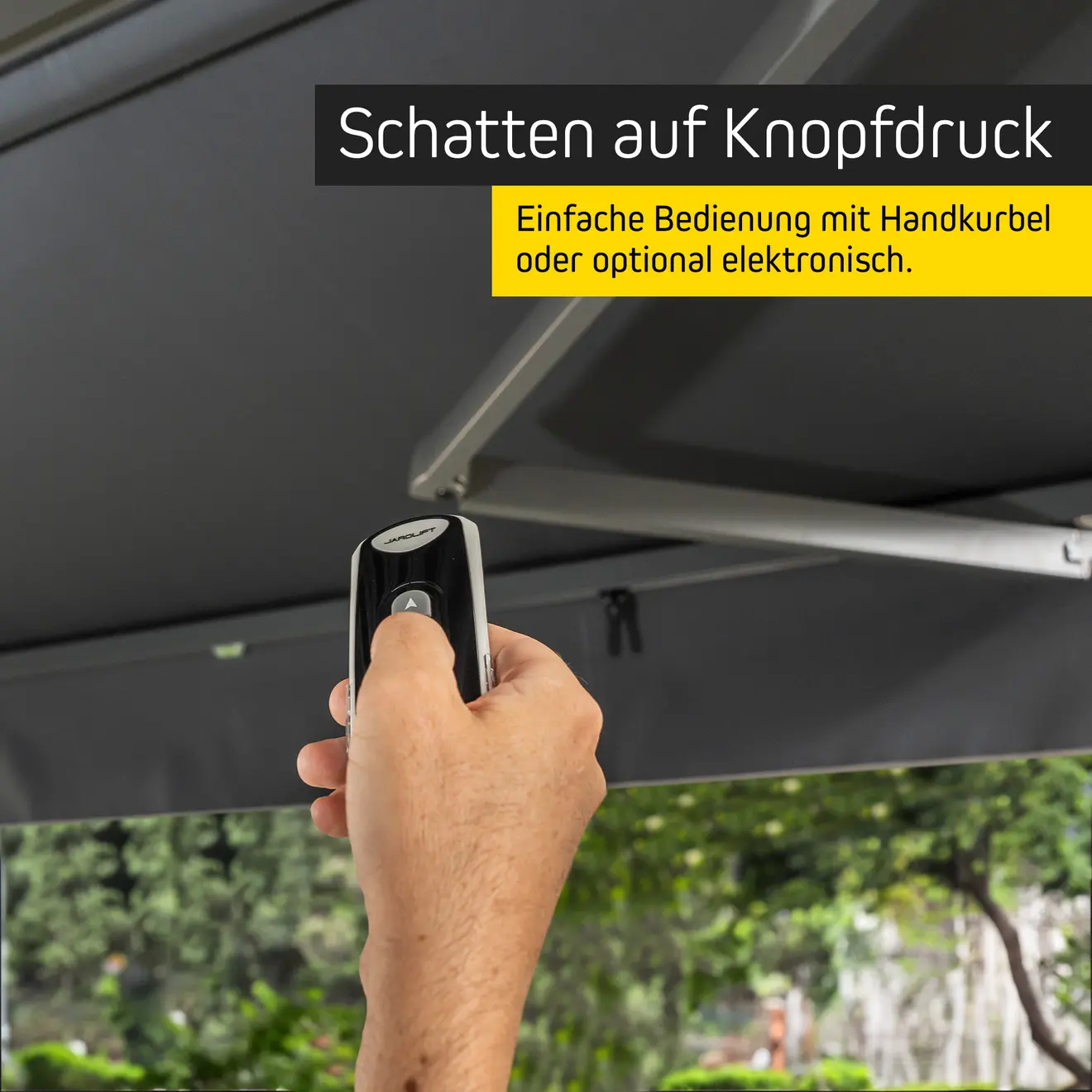 Hand hält Fernbedienung unter Markise Summer für Pergola mit Lamellendach