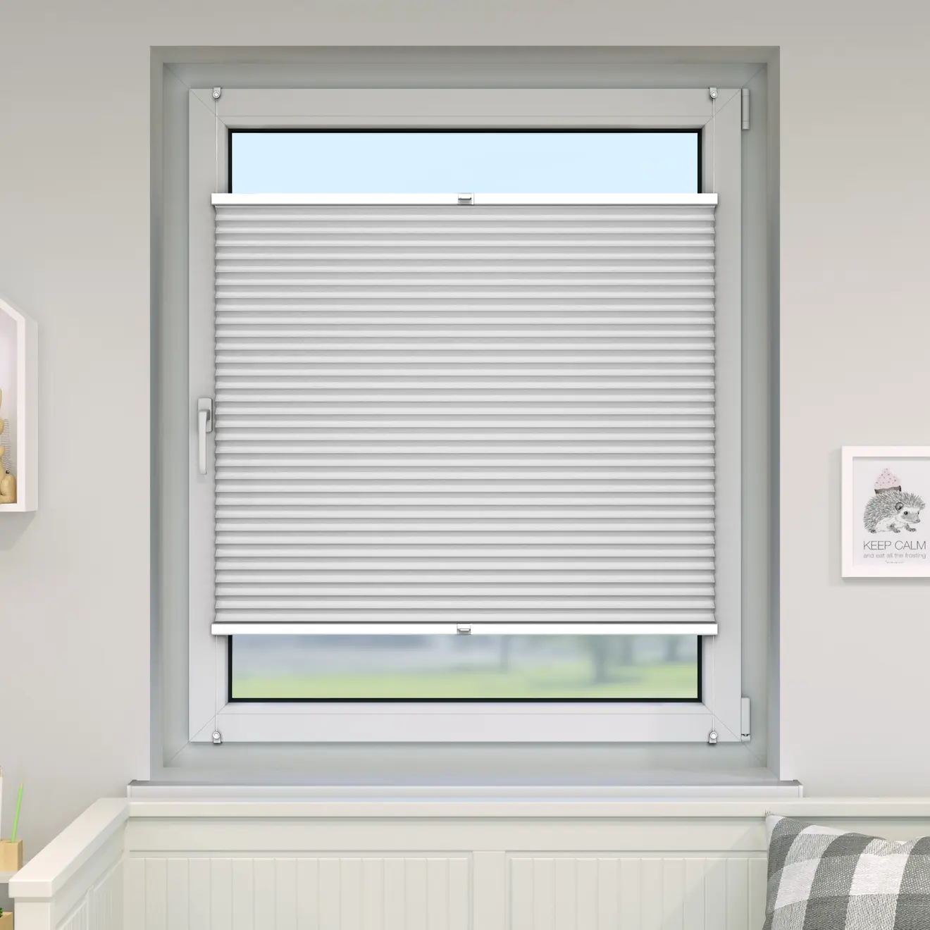 Weißes Wabenplisse an Fenster im Kinderzimmer