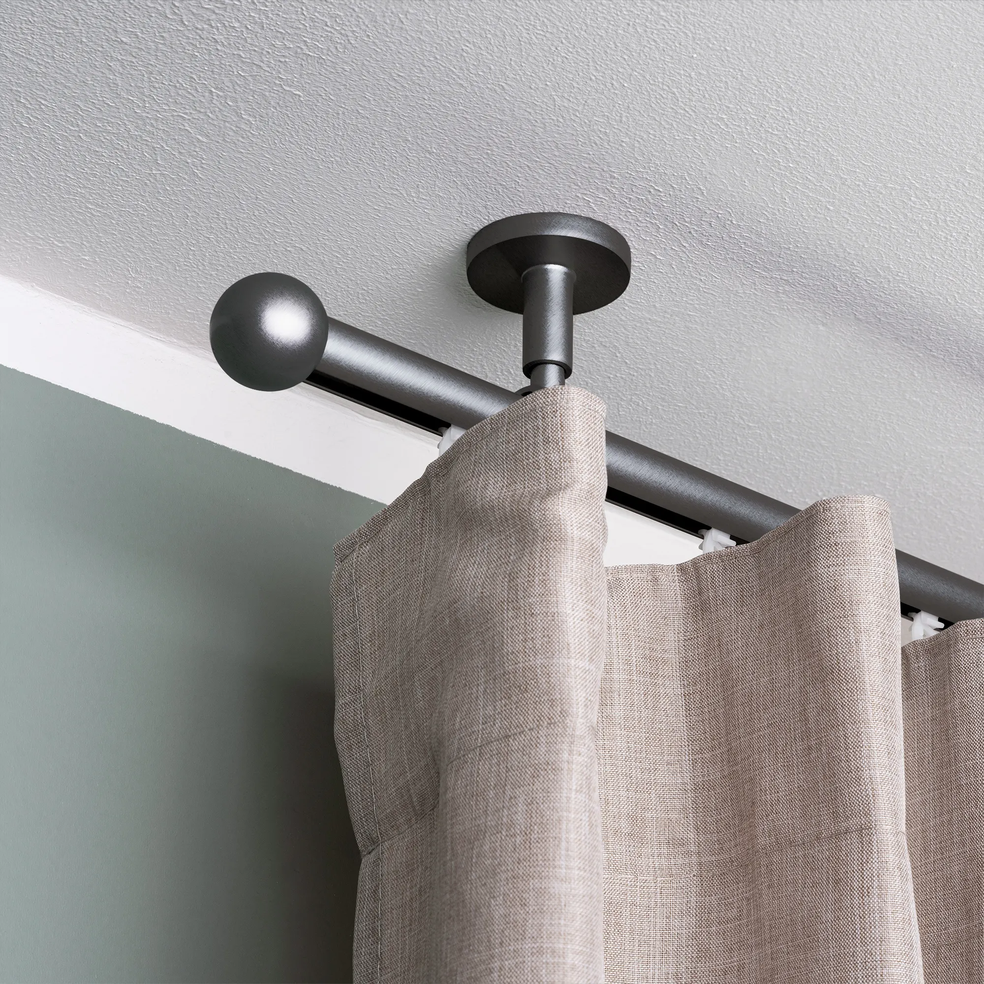 Estremità per asta per tende con forma sferica, montata a soffitto con tenda fissata