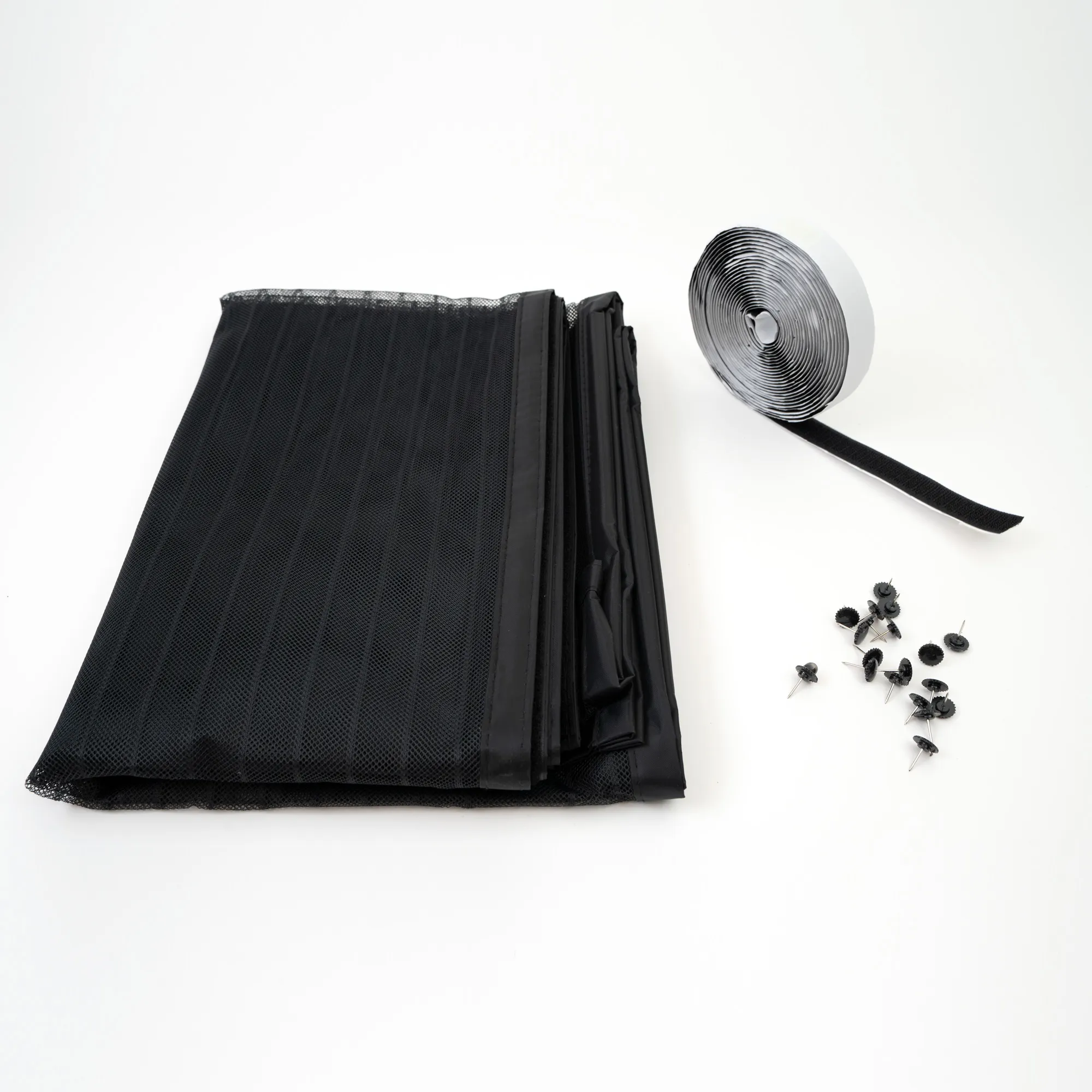 Tenda magnetica piegata con velcro e perni di fissaggio per porte