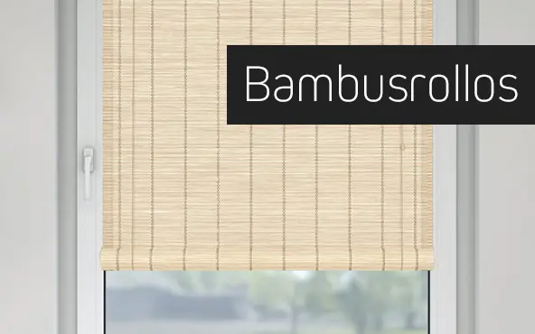 Bambusrollo an einem Fenster zur Lichtregulierung und Sichtschutz