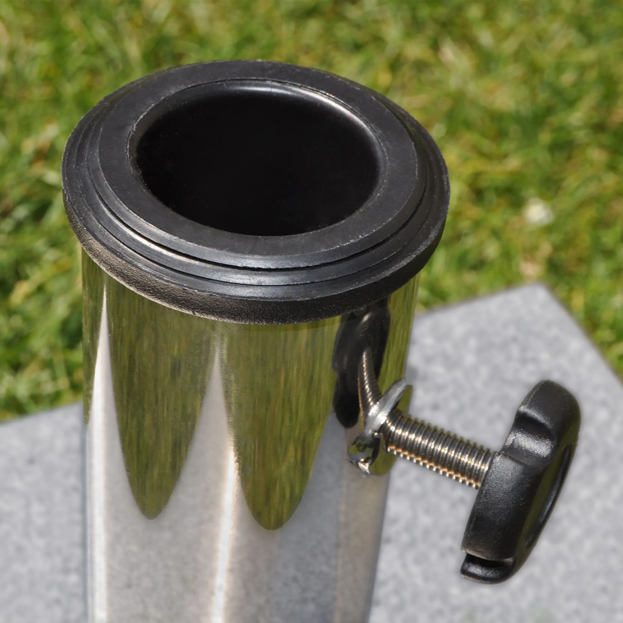 Base per ombrellone quadrata in granito con tubo metallico e vite di bloccaggio