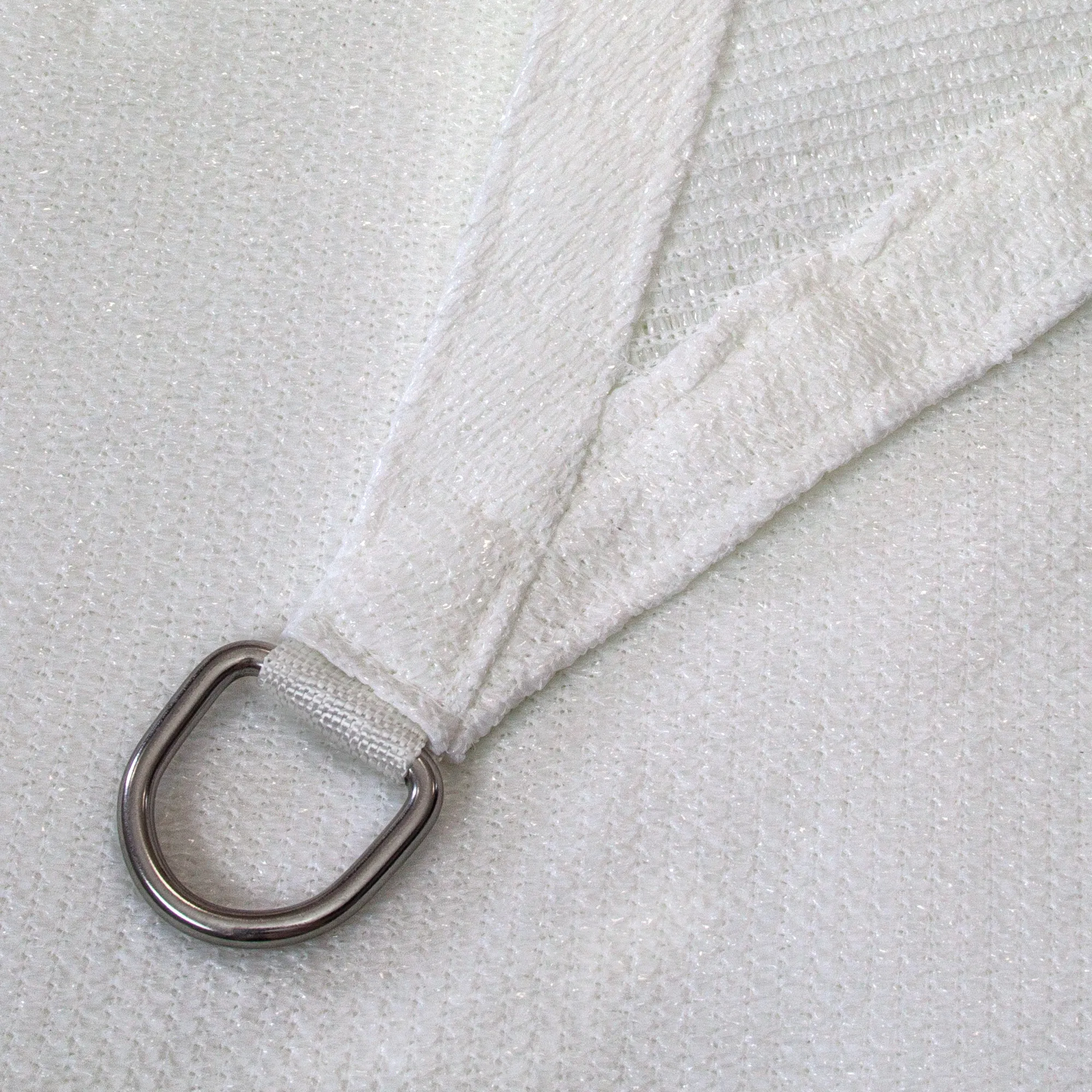 Tenda da sole con anello metallico per fissaggio in materiale traspirante