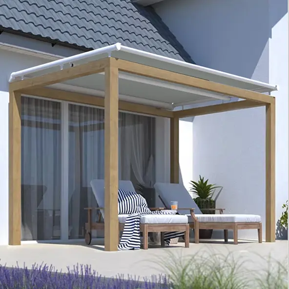 Überdachte Terrasse mit Markise und zwei Liegestühlen vor einem Haus