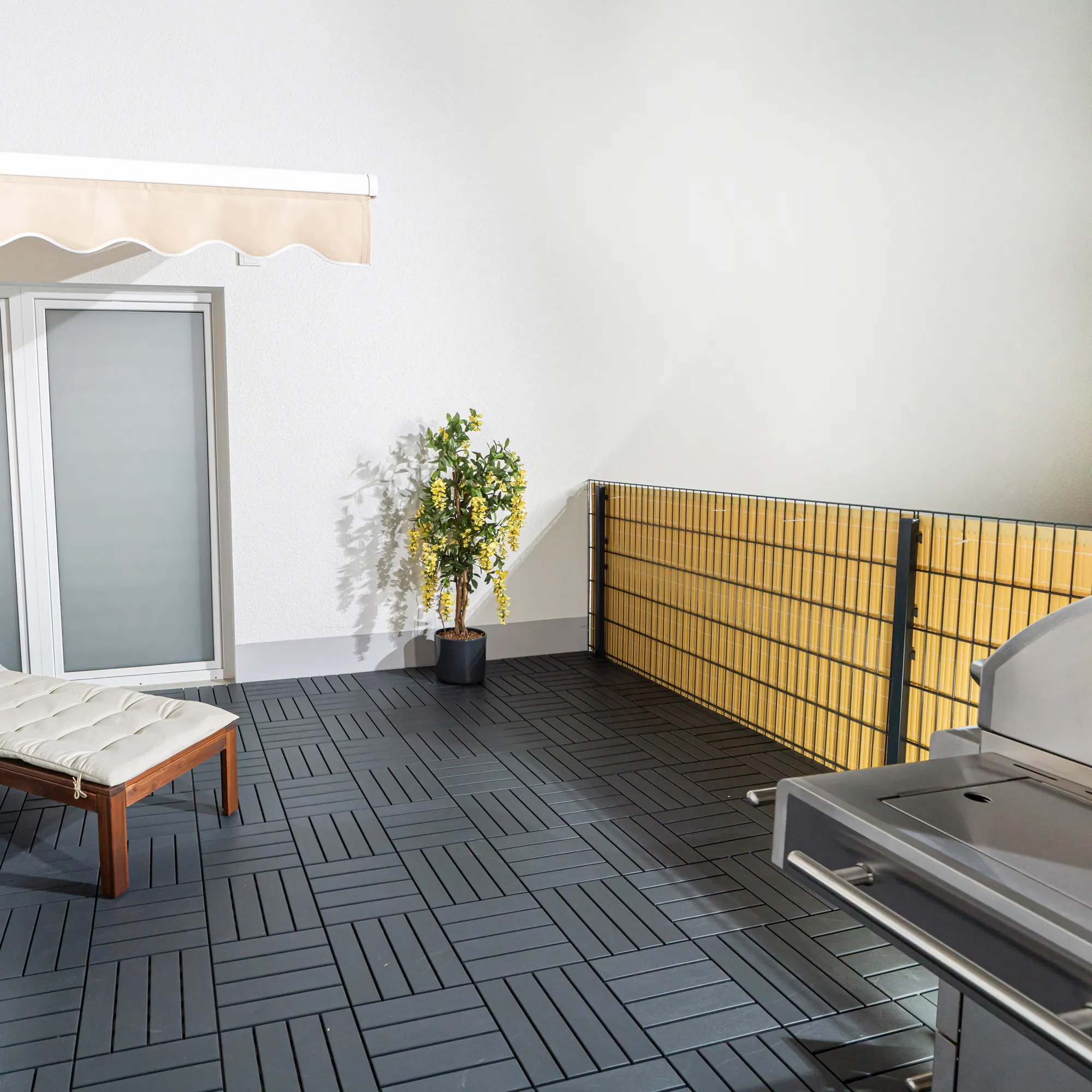 Terrazza con rete di protezione in PVC, pianta, porta, piastrelle e tenda