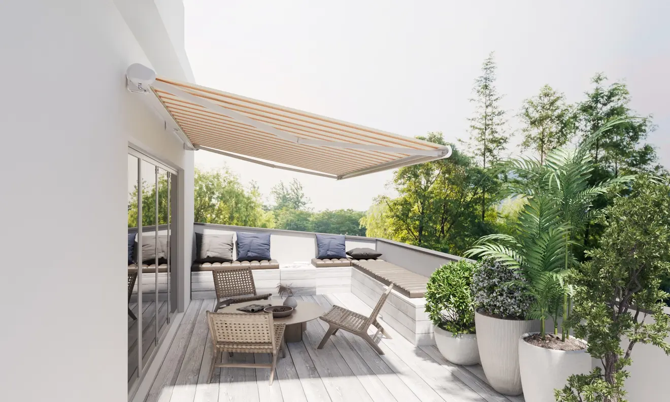 Terrasse mit Kassettenmarkise Curve 2000, Sitzbereich und Pflanzen im Freien