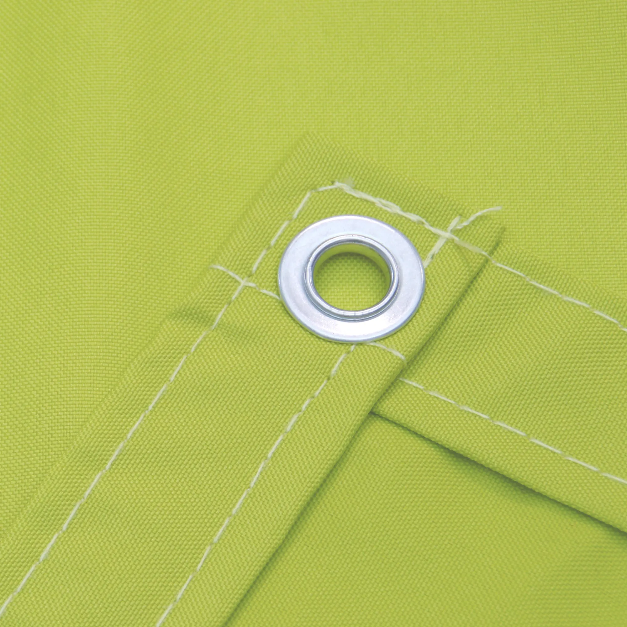 Primo piano di un rivestimento del balcone in poliestere impermeabile con occhiello per il fissaggio