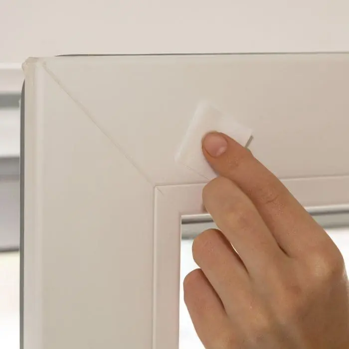 Hand befestigt Haftträger an einer glatten Oberfläche, Produktname: Universal Haftträger