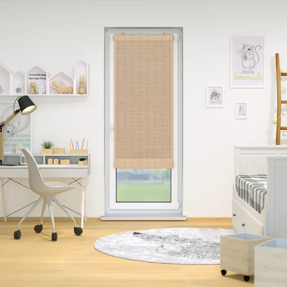 Rullo in bambù su una porta in una stanza modernamente arredata