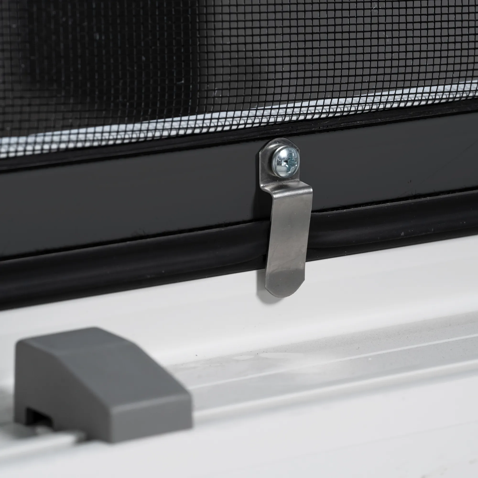 Telaio di protezione per insetti con elementi di fissaggio per telai di finestre