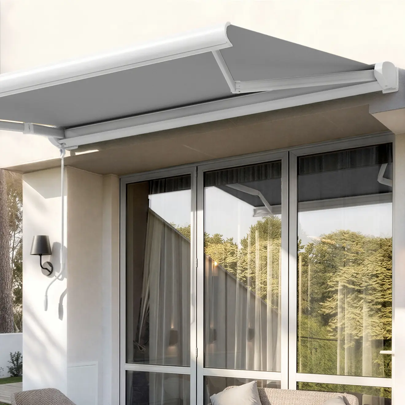 Kassettenmarkise Curve LED mit integrierter LED-Beleuchtung in den Gelenkarmen