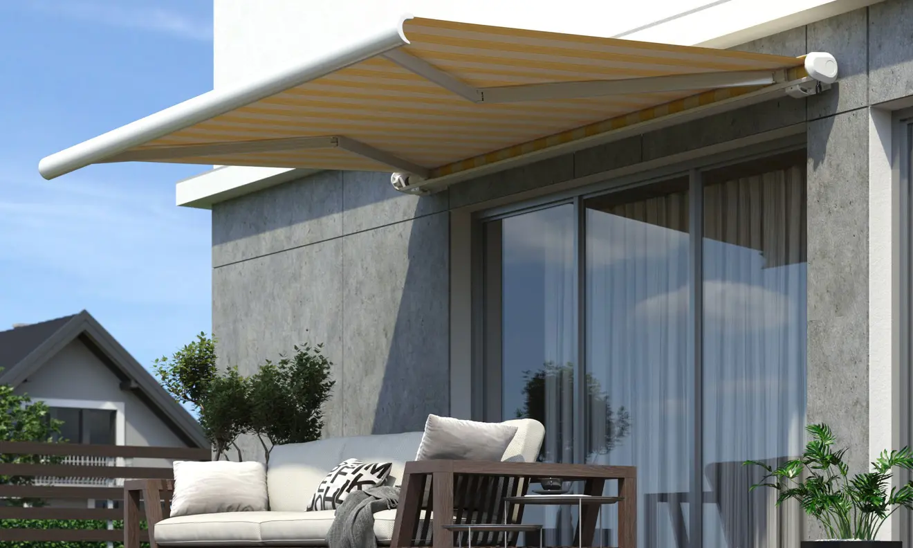 Wandhalterung für Kassettenmarkise Curve 2000 an moderner Hausfassade montiert