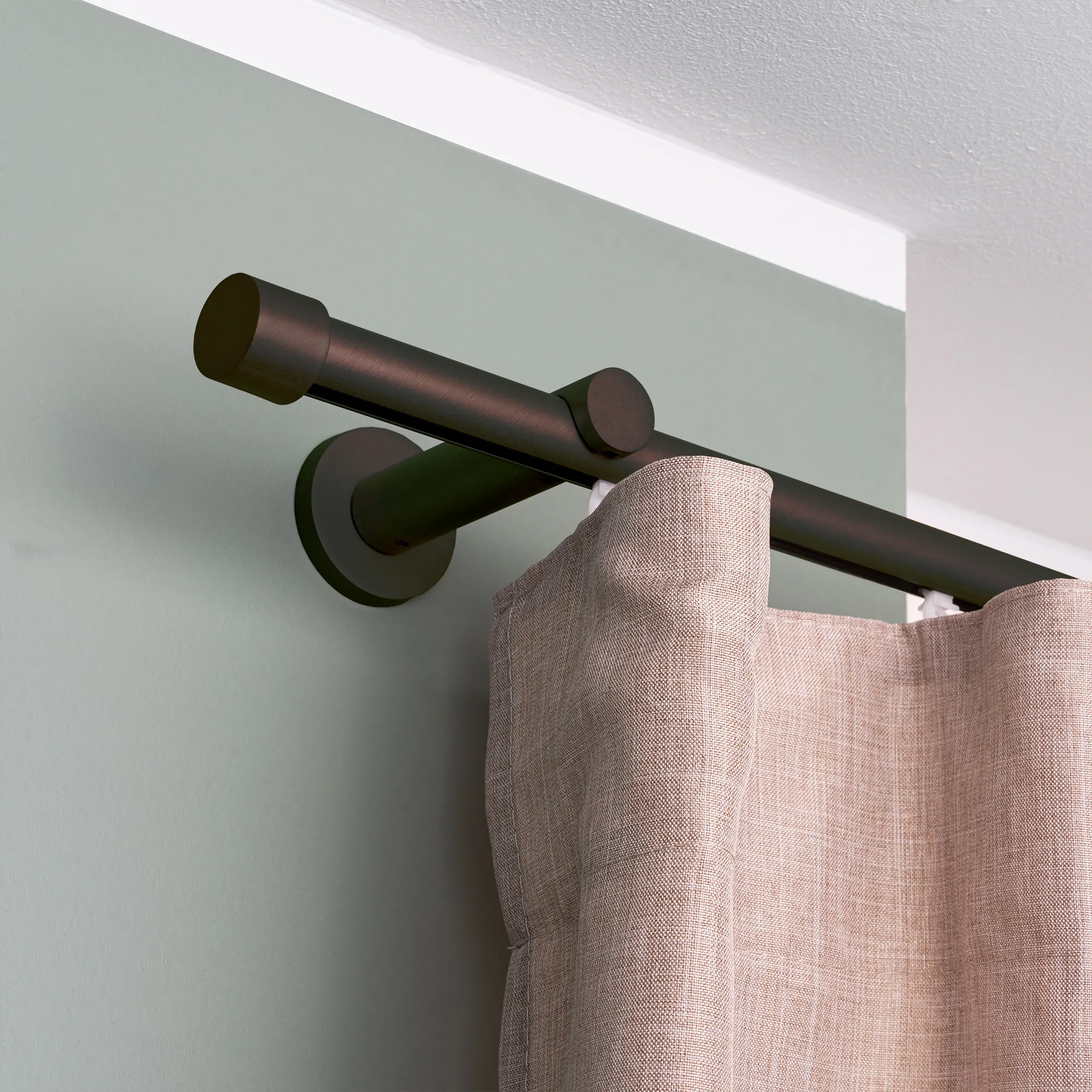 Asta per tende con binario interno e supporto a parete, con una tenda appesa