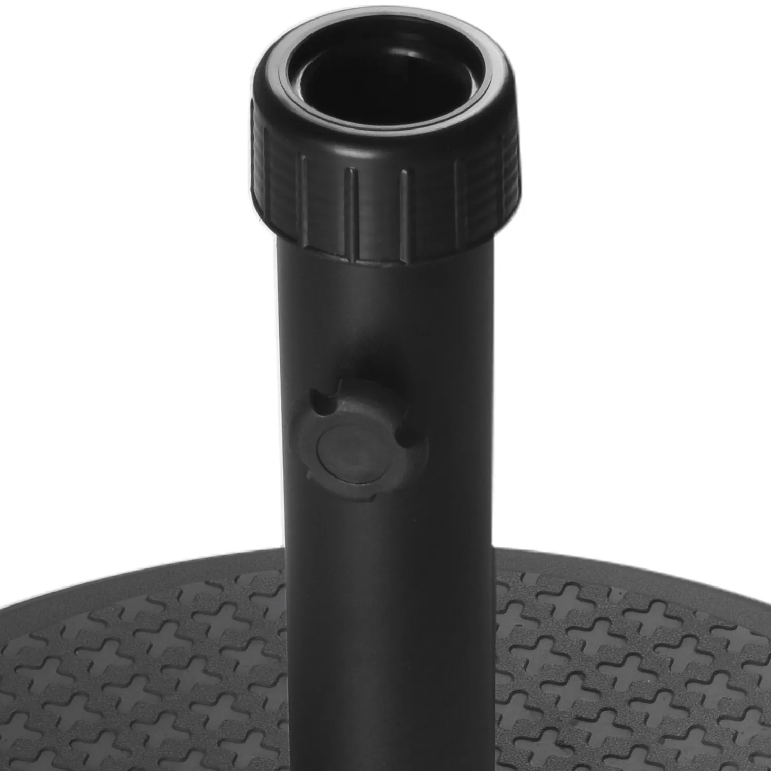 Grande ombrello su una terrazza con mobili e piante sullo sfondo