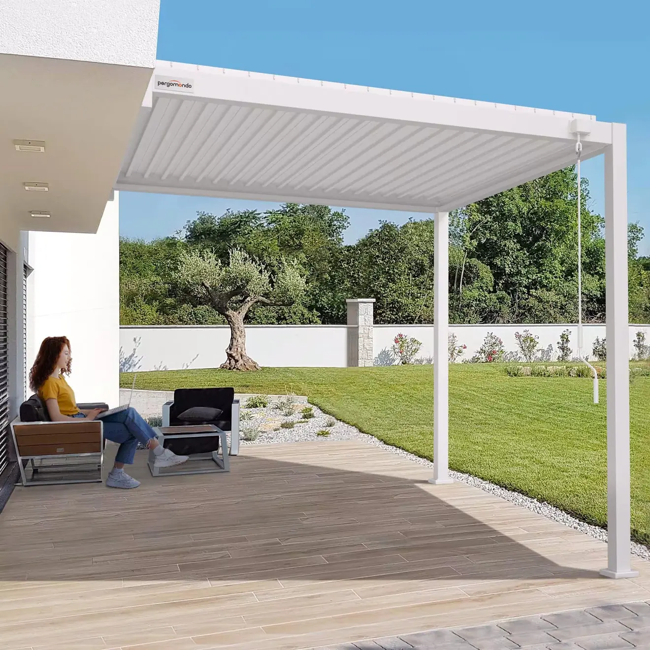 Pergola mit Lamellendach auf Terrasse, bietet Schatten und Schutz im Außenbereich
