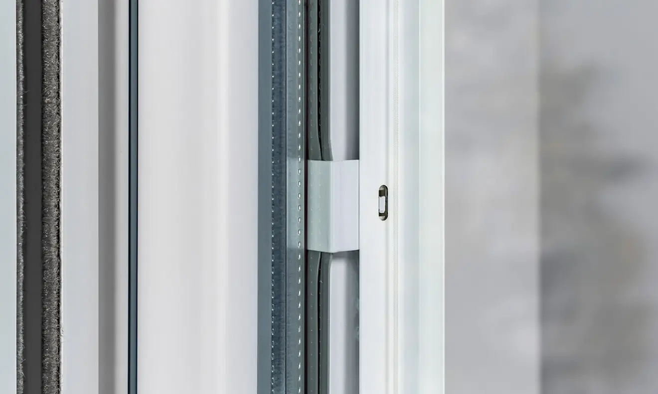 Klemmhalter für Perfect Fit Rahmen, Detailansicht der Befestigung an einem Fensterrahmen