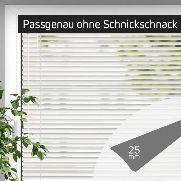 Essential Line Jalousie am Fenster mit eingeblendetem Hinweis „Passgenau ohne Schnickschnack“ und 25‑mm‑Lamellen